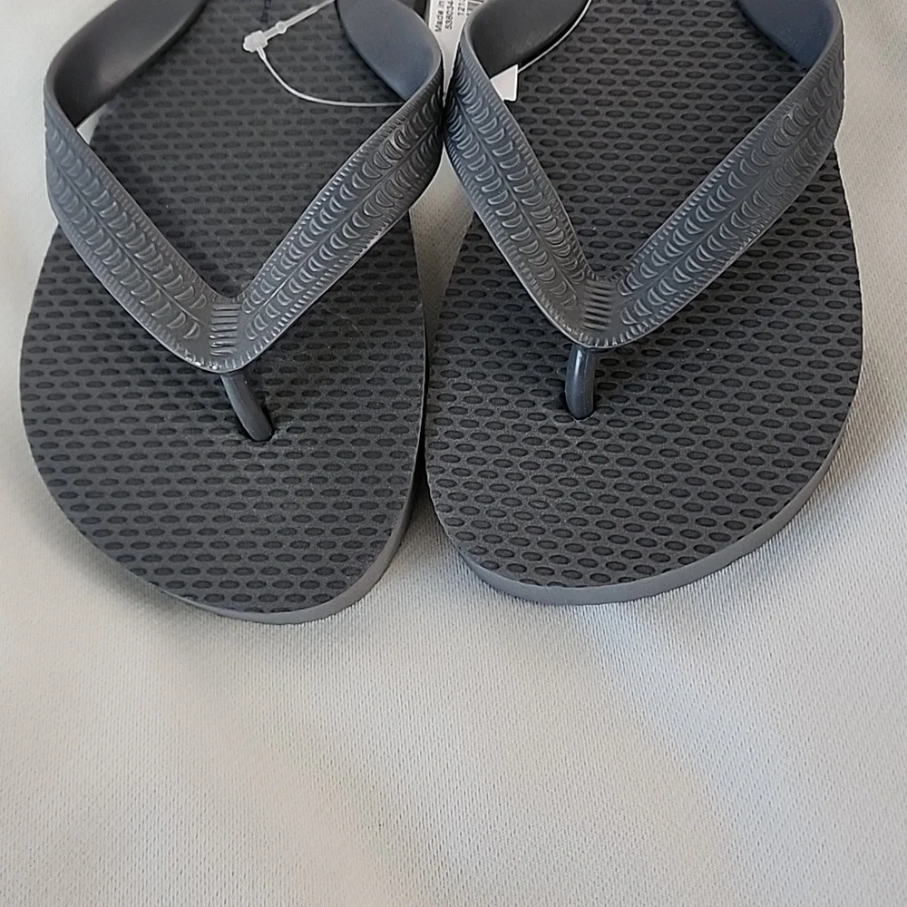 Old Navy Flip Flop Size: 12-13